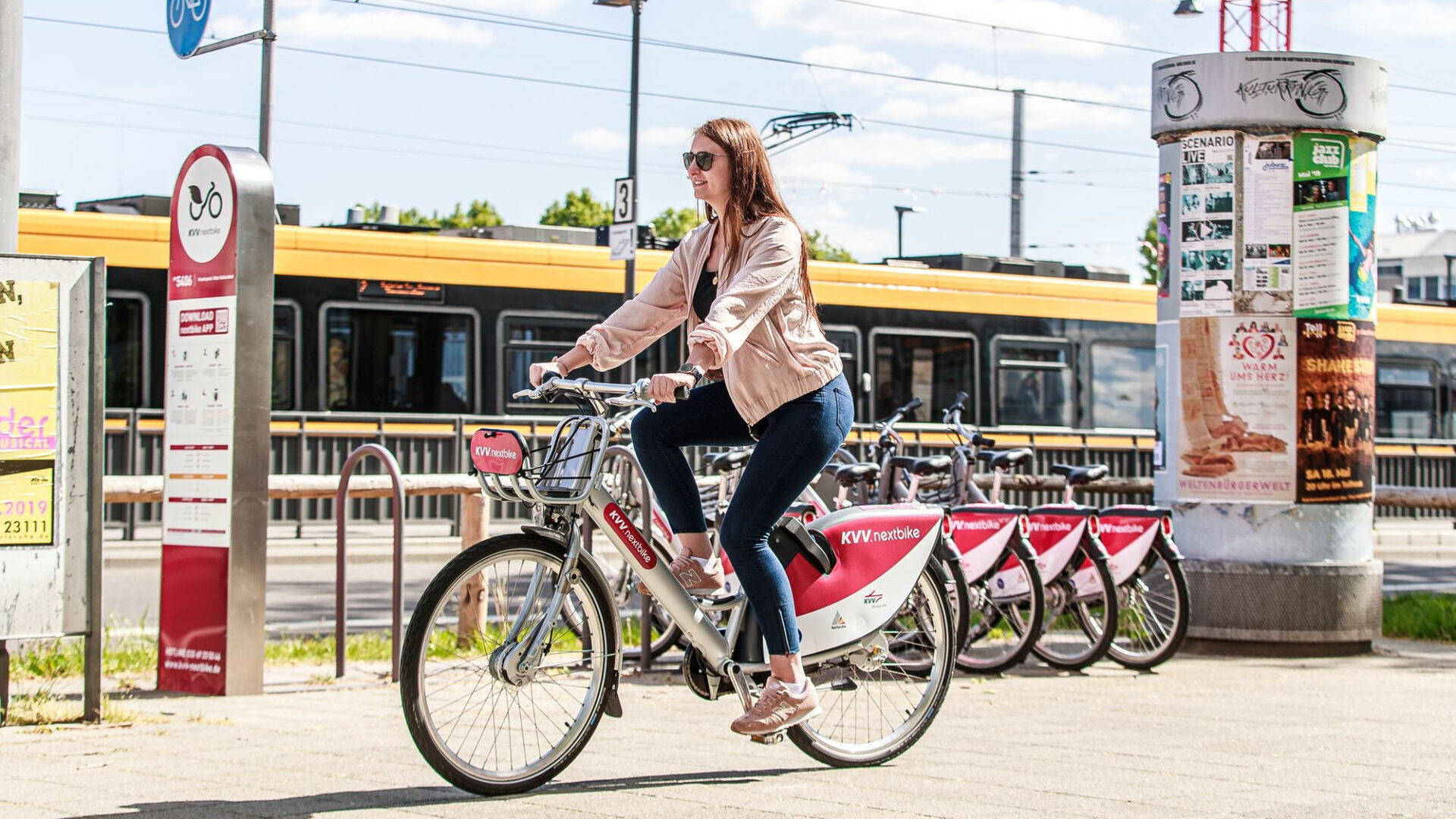 Frau fährt auf KVV nextbike Leihrad