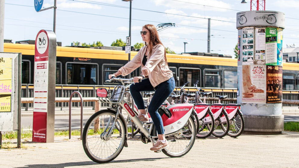 Frau fährt auf KVV nextbike Leihrad